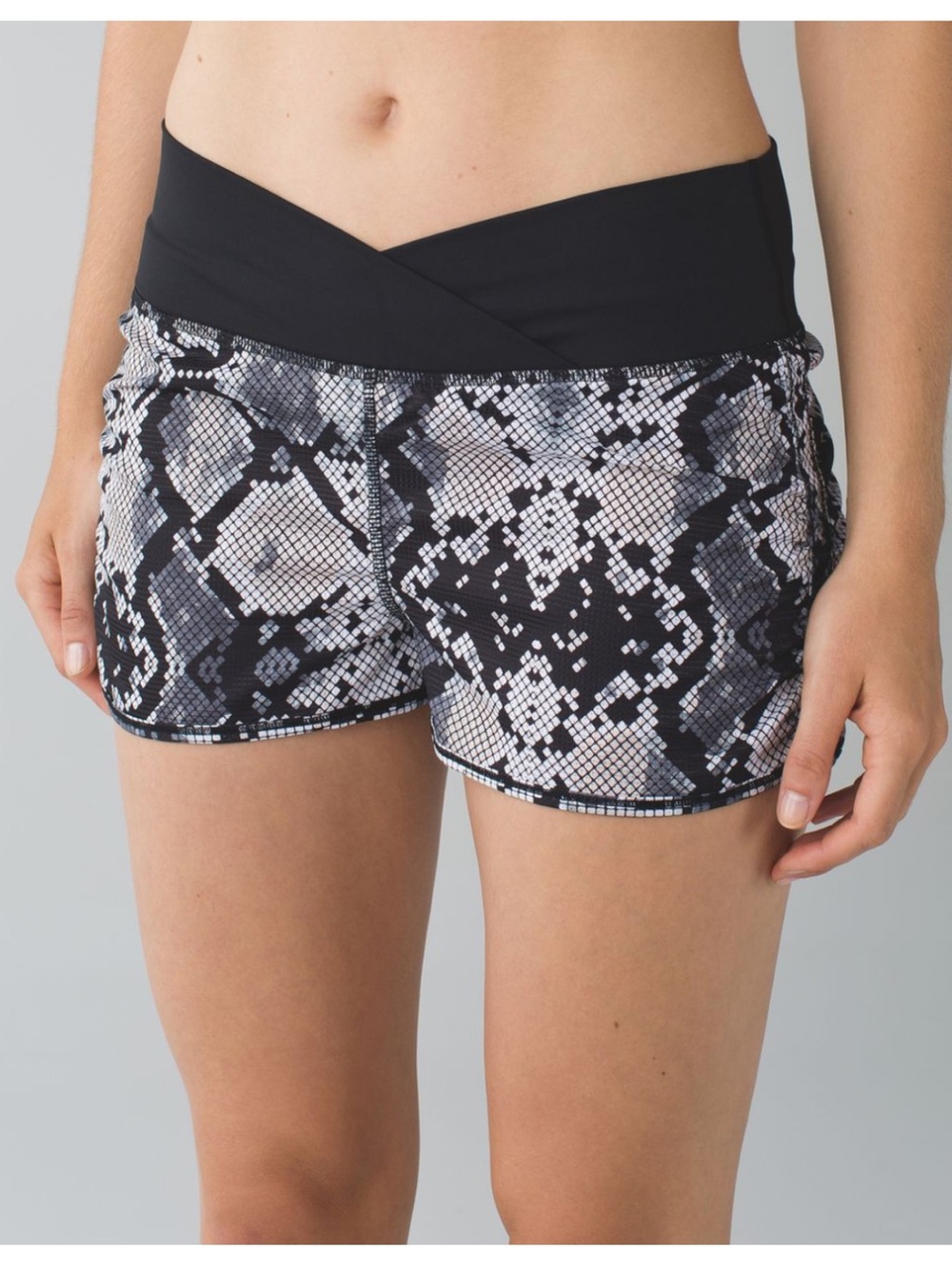 Lululemon Sunset Salutation Short Pink Black Snakeskin Size 4